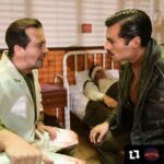 Serhan Süsler Instagram - #Repost @kibrisdizisitrt with @make_repost ・・・ "BİR ZAMANLAR KIBRIS"TA EKRANA GELEN O SAHNE HERKESİ GÖZYAŞLARINA BOĞDU! “Bir Zamanlar Kıbrıs”ın dün akşam yayınlanan bölümü yürekleri dağladı. Dizide, Kıbrıs’ta yaşanan katliamın trajik sembolü haline gelen Dr. Binbaşı Nihat İlhan’ın banyo küvetinde kurşuna dizilen ailesinin sarsıcı görüntüleri izleyenleri gözyaşlarına boğdu. Yüzlerce masum insanın katledildiği saldırıların trajik sembolü haline gelen ve hafızalarda yer eden Dr. Binbaşı Nihat İlhan’ın eşi ve üç çocuğunun trajik ölümü 58 yıl sonra ilk kez Bir Zamanlar Kıbrıs’ta ekrana geldi. Dr. Binbaşı Nihat İlhan’ı, Serhan Süsler’in canlandırdığı dizide, İlhan, katliamda yaralananları tedavi ettiği sırada, ailesinin uğradığı saldırıdan habersiz Ankaralı’dan (Serkan Çayoğlu) yardım istedi. Ankaralı’nın aileyi koruma altına almak için gittiği evde yaşanan vahşetle yüzleşmesi izleyenleri yıllar sonra yeniden o yıllara götürdü. Dizinin yayınlanan ikinci bölümü Dr. Binbaşı Nihat İlhan’ın eşi ve üç çocuğuna adandı. Gerçek bir varoluş mücadelesi #BirZamanlarKıbrıs her perşembe 20.30’da @trt1 'de 🍁 Kapalı Maraş,Magusa