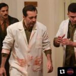 Serhan Süsler Instagram - #Repost @kibrisdizisitrt with @make_repost ・・・ "BİR ZAMANLAR KIBRIS"TA EKRANA GELEN O SAHNE HERKESİ GÖZYAŞLARINA BOĞDU! “Bir Zamanlar Kıbrıs”ın dün akşam yayınlanan bölümü yürekleri dağladı. Dizide, Kıbrıs’ta yaşanan katliamın trajik sembolü haline gelen Dr. Binbaşı Nihat İlhan’ın banyo küvetinde kurşuna dizilen ailesinin sarsıcı görüntüleri izleyenleri gözyaşlarına boğdu. Yüzlerce masum insanın katledildiği saldırıların trajik sembolü haline gelen ve hafızalarda yer eden Dr. Binbaşı Nihat İlhan’ın eşi ve üç çocuğunun trajik ölümü 58 yıl sonra ilk kez Bir Zamanlar Kıbrıs’ta ekrana geldi. Dr. Binbaşı Nihat İlhan’ı, Serhan Süsler’in canlandırdığı dizide, İlhan, katliamda yaralananları tedavi ettiği sırada, ailesinin uğradığı saldırıdan habersiz Ankaralı’dan (Serkan Çayoğlu) yardım istedi. Ankaralı’nın aileyi koruma altına almak için gittiği evde yaşanan vahşetle yüzleşmesi izleyenleri yıllar sonra yeniden o yıllara götürdü. Dizinin yayınlanan ikinci bölümü Dr. Binbaşı Nihat İlhan’ın eşi ve üç çocuğuna adandı. Gerçek bir varoluş mücadelesi #BirZamanlarKıbrıs her perşembe 20.30’da @trt1 'de 🍁 Kapalı Maraş,Magusa