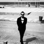 Serhan Süsler Instagram - diyelim ıslık çalacaksin ıslık sen ıslık çalınca ne ıslık çalıyor diye şaşacak herkes kimse çalamamali senin gibi güzel örnegin kıyıya çarpan dalgaları sayacaksın senden önce kimse saymamış olmalı senin saydığın gibi dogru ve güzel hem dalgaları hem saymasını severek de ki sinek avlıyorsun sinek en usta sinek avcisi olmalısın dünya sinek avcıları örgütünde yerin başta örgüt yoksa seninle başlamalı diyelim zindana düstün bir ip al görmediğin yıldızlari diz ipe bir bir sonra yıldızlardan kolyeyi düşlemindeki sevgilinin boynuna geçir say ki hiçbir işin yok da düşünüyorsun düşün düşünebildigince üç boyutlu amma da düşünüyor diye şaşsın dünya sanki senden önce düşünen hiç olmamıs dalga mi geçiyor düşler mi kuruyorsun öyle sonsuz sınırsız düşler kur ki çoçuğum düşlerini som somut görüp şaşsınlar böyle bir dalgaci daha dünyaya gelmedi desinler dünyada yapılmamış işler çoktur çocugum derlerse ki bu isler bişeye yaramaz de ki bütün işe yarayanlar işe yaramaz sanılanlardan çıkar #aziznesin Samsun Atakum