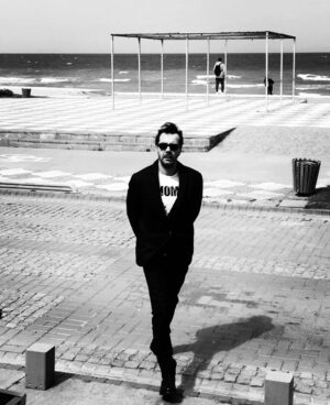 Serhan Süsler Instagram - diyelim ıslık çalacaksin ıslık 
sen ıslık çalınca 
ne ıslık çalıyor diye şaşacak herkes 
kimse çalamamali senin gibi güzel 
örnegin kıyıya çarpan dalgaları sayacaksın 
senden önce kimse saymamış olmalı
senin saydığın gibi dogru ve güzel 
hem dalgaları hem saymasını severek 
de ki sinek avlıyorsun sinek 
en usta sinek avcisi olmalısın 
dünya sinek avcıları örgütünde yerin başta 
örgüt yoksa seninle başlamalı
diyelim zindana düstün bir ip al 
görmediğin yıldızlari diz ipe bir bir 
sonra yıldızlardan kolyeyi 
düşlemindeki sevgilinin boynuna geçir 
say ki hiçbir işin yok da düşünüyorsun 
düşün düşünebildigince üç boyutlu 
amma da düşünüyor diye şaşsın dünya 
sanki senden önce düşünen hiç olmamıs 
dalga mi geçiyor düşler mi kuruyorsun 
öyle sonsuz sınırsız düşler kur ki çoçuğum 
düşlerini som somut görüp şaşsınlar 
böyle bir dalgaci daha dünyaya gelmedi desinler
dünyada yapılmamış işler çoktur çocugum 
derlerse ki bu isler bişeye yaramaz 
de ki bütün işe yarayanlar 
işe yaramaz sanılanlardan çıkar #aziznesin