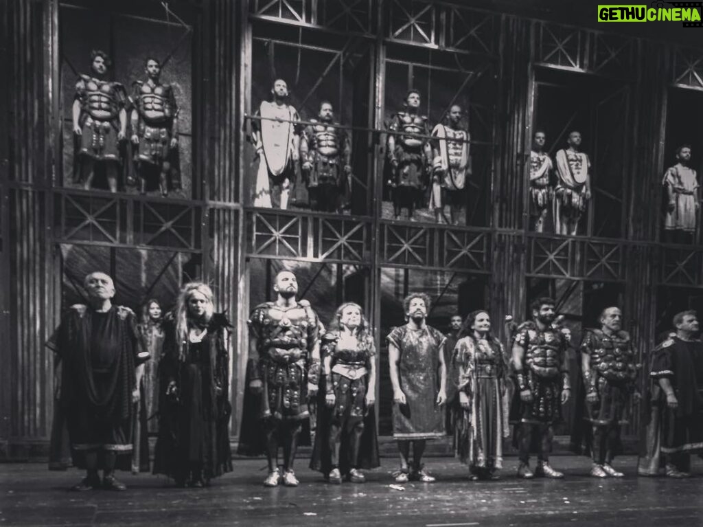 Serhan Süsler Instagram - #coriolanus #shakespeare #shakespeare400 #theater #istanbuldevlettiyatrosu #westend #londontheatre #spielen #sahne #yaşasıntiyatro #actorslife #onstage