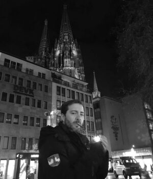 Serhan Süsler Instagram - Alnımda bir ağustos böceği
Yapraktan bedenim
Ağaçtan bademim
Bu zincirinden boşanmış poyrazda
Uçuyoruz dolunaya doğru
Yel yepelek yelken kürek
Uçuyor. C.Y.