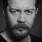 Serhan Süsler Instagram - #tiyatroiyidiriyileştirir #tiyatro #❤️ #eğer #bütün #haklıolarak #kafası #bozulmuş #eski #kocalar #oraya #buraya #çılgınca #saldırmaya #kalksa #her #yanımız #ölü #kadınlarla #dolup #taşardı #şimdi #olduğundan #daha #fazla #nehrinsolgunyüzü #nickstafford #ahmetlevendoğlu