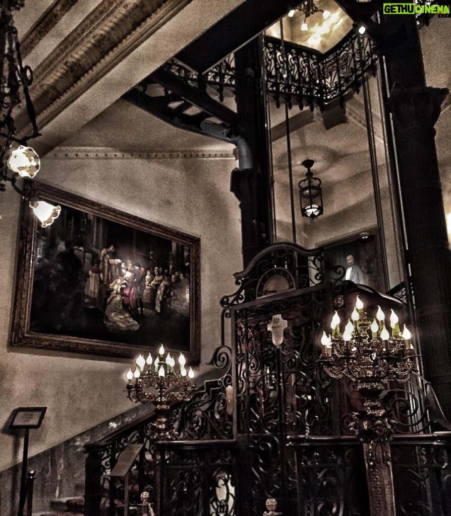 Serhan Süsler Instagram - #steampunktendencies #steampunk @vedat.s.keskin #bundan #yapalım #goodvibesonly #perapalace #antika #mozole #ye #çelenk #koyup #geliyorum #hayatkısa #basıcan #gaza #tiyatro #bağımsızlık #yapar #😇 Pera Palace Hotel