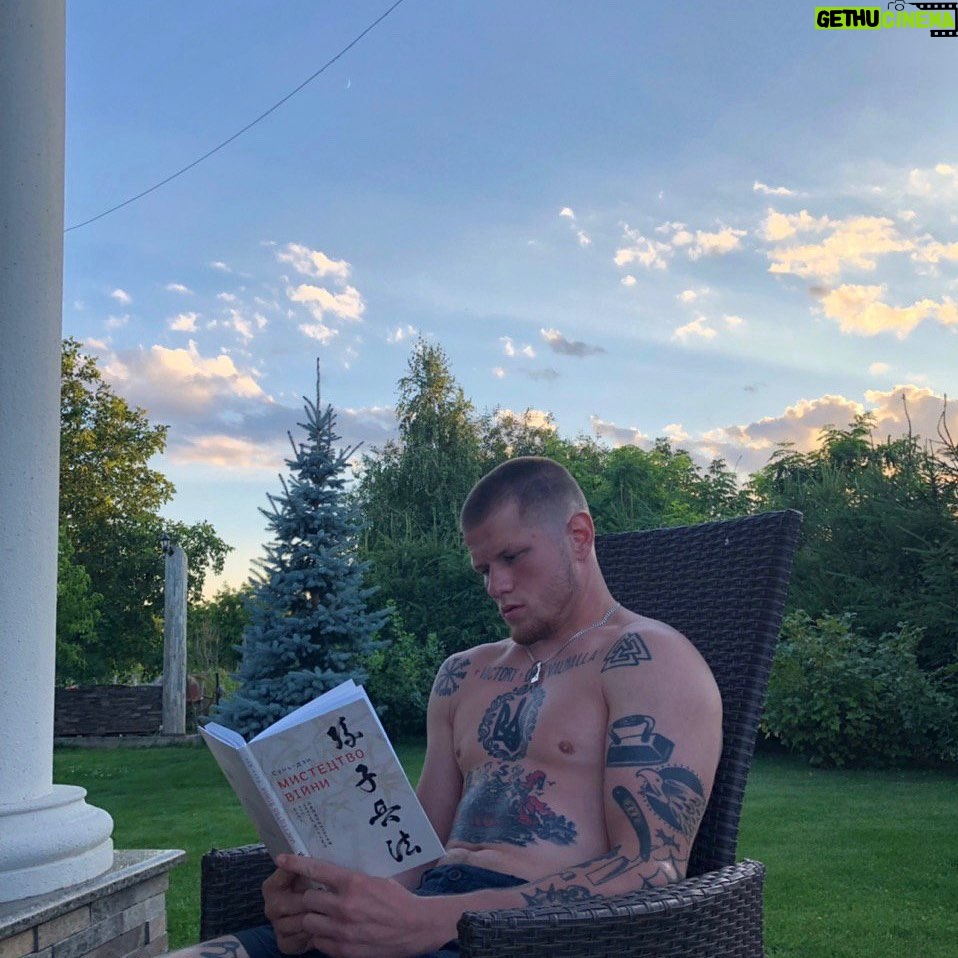 Serhii Filimonov Instagram - Сижу читаю книгу, подходит @valeriia.fili и начинает фотографировать. Лера: «Можно лицо попроще?» Я: «Нет» Kyiv, Ukraine