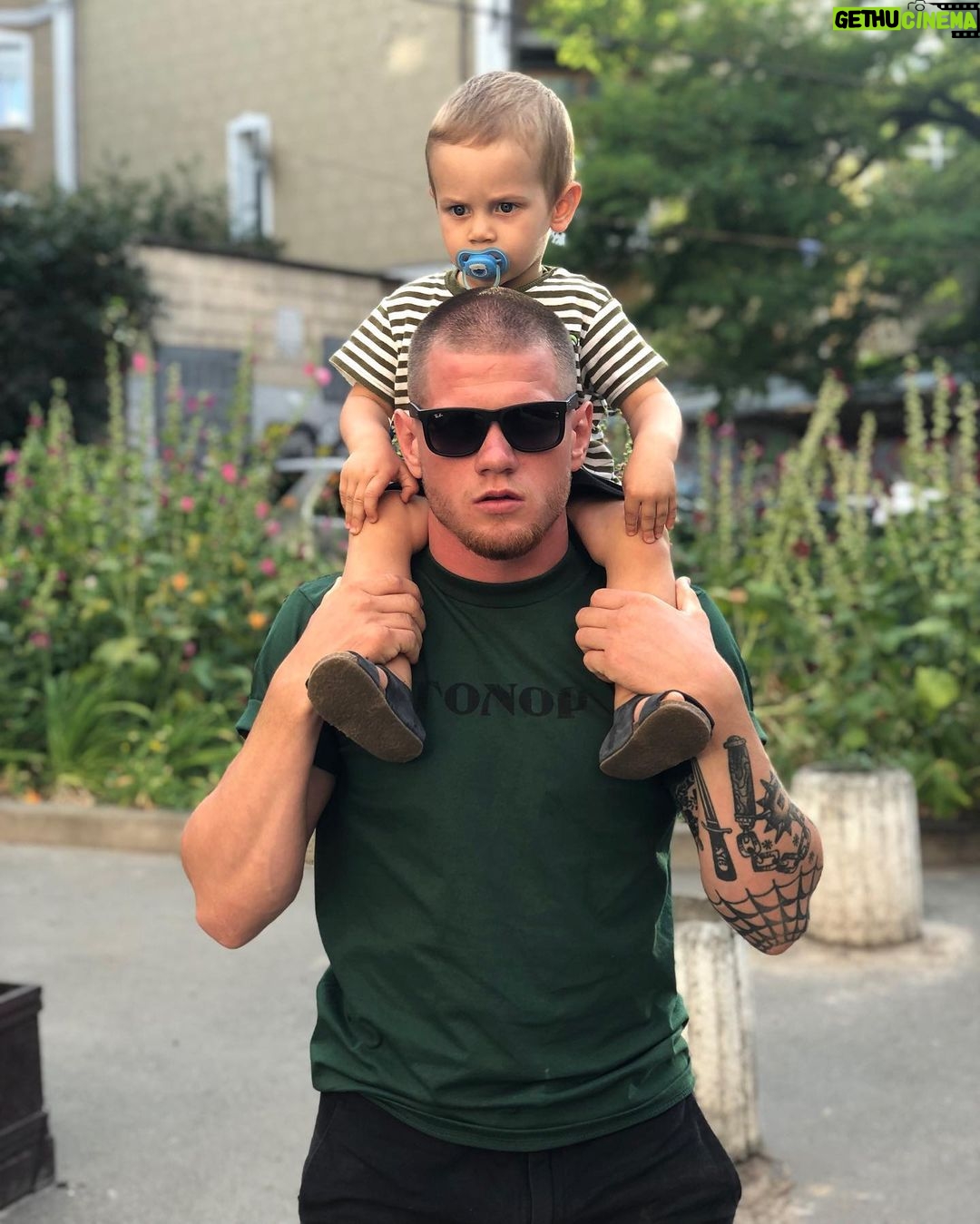 Serhii Filimonov Instagram - Вы спрашиваете почему у меня на всех фотках лицо такое серьёзное? На Ореста сначала посмотрите 😄 #филя #орест #гонор Kyiv, Ukraine