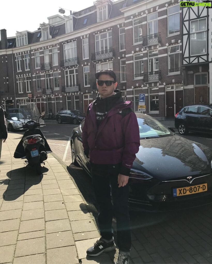 Serhii Filimonov Instagram - Красивые уютные домики. Все люди на велосипедах или электромобилях. Вкусная кухня на любой вкус. Парки аттракционов и дикая природа. Нидерланды - это 🔥🔥 А ваш день победы - 💩💩 #Филя The Hague, Netherlands