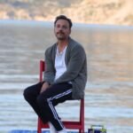 Serkan Altunorak Instagram - Alex’in dediği gibi… “..Bazen de kendinizi akıntıya kapılmış gibi hissedersiniz.. Aslında yapmanız gereken şey çok basit! Hemen sırtüstü döneceksiniz, nefesinizi kontrol altına alacaksınız ve ayaklarınızı yavaş yavaş çırpıcaksınız bu kadar! Merak etmeyin hareket ediyorsunuz!..” Bir hikaye bundan daha güzel tamamlanamazdı.. Dalgakıran / Sea Wall @crafttiyatro @cagcaliskur @sirinsaldamli @kubrabayramoglu ❤️‍🩹 Selimiye Sahil