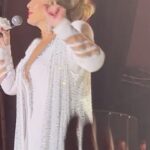 Serkan Altunorak Instagram – “Duydum ki unutmuşsun gözlerimin rengini” dedi… Unutmamışız…Çok etkilendim, etkilendik, hepimiz… ve yine hepimiz birbirimize aynı şeyi söyledik gözlerimiz dolu dolu dedik ki: biz ne yaşadık?… perdenin açılışından kapanışına kadar şahit olduğumuz şeyler unuttuğumuz ve tekrar görmek için çırpındığımız saygıydı, sevgiydi, hitap şekliydi, görgü, nezaketti, yıllara meydan okumaktı, pırlanta gibi kalabilmek, hala pırıl pırıl parlayabilmekti, en önemlisi de bitmek tükenmek bilmeyen o zarafetti… hayatım boyunca unutamayacağım bir gece yaşadım, yaşadık… Değerlerimiz, her şeyimiz, bizi biz yapan ne varsa dün gece hepsini tekrar hatırladık, hala da düşünüyorum… unutamam… Sevgili Emel Sayın, dün gece bende çok önemli bir şeyi değiştirdiniz, iyi ki varsınız, iyi ki!… 🤍 #hepyenikal #yenibifest sizlere de böylesine harika bir organizasyon gerçekleşitrdiğiniz için binlerce teşekkürler…