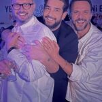 Serkan Altunorak Instagram – “Duydum ki unutmuşsun gözlerimin rengini” dedi… Unutmamışız…Çok etkilendim, etkilendik, hepimiz… ve yine hepimiz birbirimize aynı şeyi söyledik gözlerimiz dolu dolu dedik ki: biz ne yaşadık?… perdenin açılışından kapanışına kadar şahit olduğumuz şeyler unuttuğumuz ve tekrar görmek için çırpındığımız saygıydı, sevgiydi, hitap şekliydi, görgü, nezaketti, yıllara meydan okumaktı, pırlanta gibi kalabilmek, hala pırıl pırıl parlayabilmekti, en önemlisi de bitmek tükenmek bilmeyen o zarafetti… hayatım boyunca unutamayacağım bir gece yaşadım, yaşadık… Değerlerimiz, her şeyimiz, bizi biz yapan ne varsa dün gece hepsini tekrar hatırladık, hala da düşünüyorum… unutamam… Sevgili Emel Sayın, dün gece bende çok önemli bir şeyi değiştirdiniz, iyi ki varsınız, iyi ki!… 🤍 #hepyenikal #yenibifest sizlere de böylesine harika bir organizasyon gerçekleşitrdiğiniz için binlerce teşekkürler…