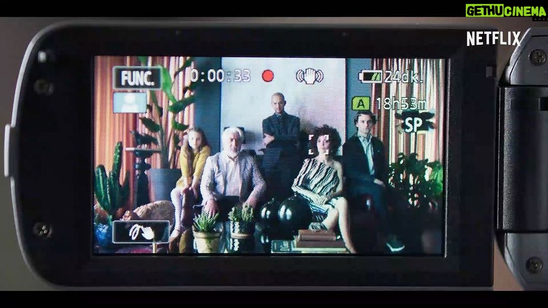Serkan Altunorak Instagram - Uysal ailesine hoş geldin. Bir Günday & Saylak fikri #Uysallar 30 Mart'ta sadece Netflix'te. @netflixturkiye @ayyapim @onursaylak @lightingdoctors @fezacaldiran @hakangunday @aslionerr 👨🎤🤟