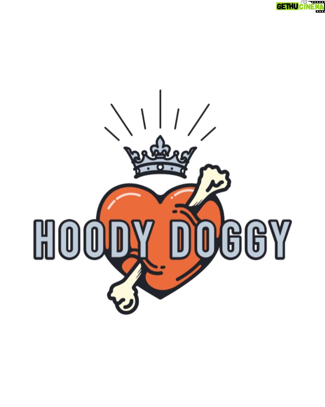 Serkan Altunorak Instagram - Hoody Doggy, tasma kelimesinin içinde gizli olan özgürlük kısıtlayıcı algıyı akıllardan silmek için tasarlamaya ve üretmeye başladı. İlk bakışta bir kontrol halatı değil de havalı bir kolye görebilmenin hayalini kurduk. Görevini bu kadar kolay yerine getirebilen bir ürünü, sağlıklı ve sağlam malzeme ile üretmek çok zor olmadı. Tasarımlar ise en kolay kısımdı. Kendi aksesuarlarımızı tasmaya dönüştürdük. İlhamımız Maya’nın, o güzel boynuna yakıştırıp da alamadığımız tüm o tasmalara teşekkürlerimizle… Sokakta görüşürüz. www.hoodydoggy.com @hoodydoggy