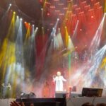 Serkan Altunorak Instagram – “Duydum ki unutmuşsun gözlerimin rengini” dedi… Unutmamışız…Çok etkilendim, etkilendik, hepimiz… ve yine hepimiz birbirimize aynı şeyi söyledik gözlerimiz dolu dolu dedik ki: biz ne yaşadık?… perdenin açılışından kapanışına kadar şahit olduğumuz şeyler unuttuğumuz ve tekrar görmek için çırpındığımız saygıydı, sevgiydi, hitap şekliydi, görgü, nezaketti, yıllara meydan okumaktı, pırlanta gibi kalabilmek, hala pırıl pırıl parlayabilmekti, en önemlisi de bitmek tükenmek bilmeyen o zarafetti… hayatım boyunca unutamayacağım bir gece yaşadım, yaşadık… Değerlerimiz, her şeyimiz, bizi biz yapan ne varsa dün gece hepsini tekrar hatırladık, hala da düşünüyorum… unutamam… Sevgili Emel Sayın, dün gece bende çok önemli bir şeyi değiştirdiniz, iyi ki varsınız, iyi ki!… 🤍 #hepyenikal #yenibifest sizlere de böylesine harika bir organizasyon gerçekleşitrdiğiniz için binlerce teşekkürler…