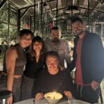 Serkan Altunorak Instagram - +1 / yine mi güzeliz, yine mi çiçek… @kucukplaton @gulchinnn @muratcangokce @berattunc Çeşme