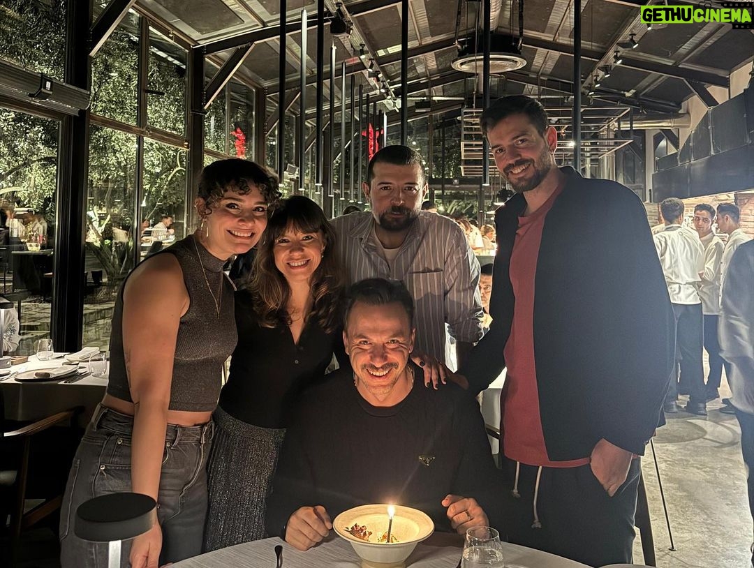 Serkan Altunorak Instagram - +1 / yine mi güzeliz, yine mi çiçek… @kucukplaton @gulchinnn @muratcangokce @berattunc Çeşme