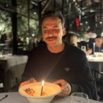 Serkan Altunorak Instagram - +1 / yine mi güzeliz, yine mi çiçek… @kucukplaton @gulchinnn @muratcangokce @berattunc Çeşme
