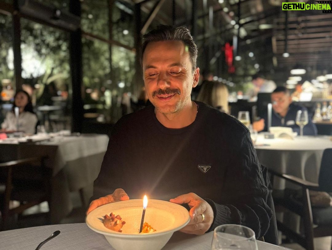 Serkan Altunorak Instagram - +1 / yine mi güzeliz, yine mi çiçek… @kucukplaton @gulchinnn @muratcangokce @berattunc Çeşme