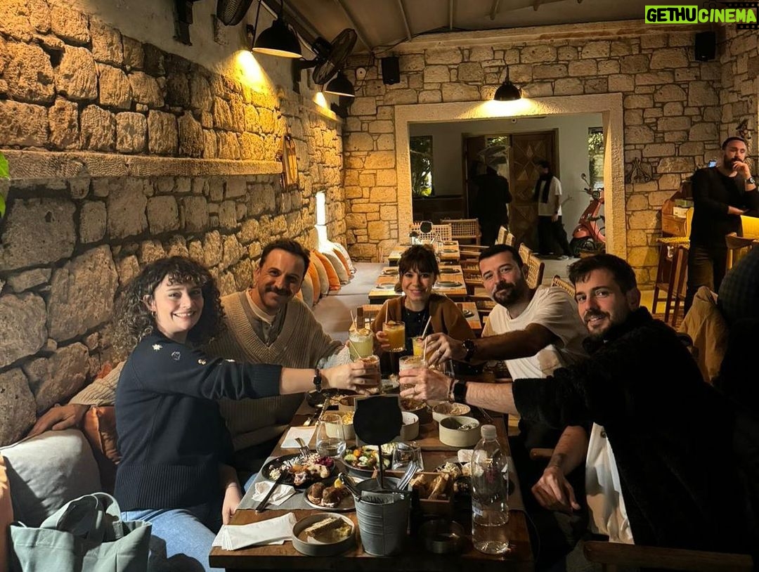 Serkan Altunorak Instagram - +1 / yine mi güzeliz, yine mi çiçek… @kucukplaton @gulchinnn @muratcangokce @berattunc Çeşme