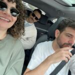 Serkan Altunorak Instagram - +1 / yine mi güzeliz, yine mi çiçek… @kucukplaton @gulchinnn @muratcangokce @berattunc Çeşme