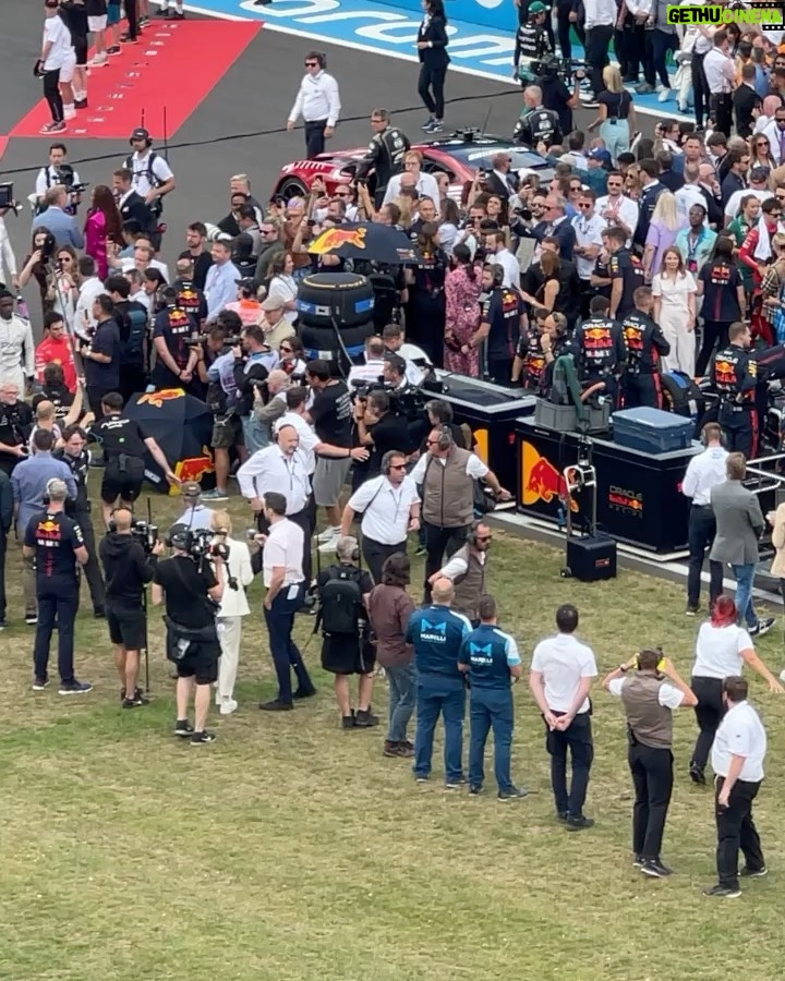 Serkan Altunorak Instagram - Bu harika Londra seyahati, F1 deneyimi ve davetleri için @jackliveshere_tr ‘a ve tüm ekibine teşekkür ederim… 🇬🇧🥃 #şimdideğilsenezaman Silverstone - F1 British Grand Prix