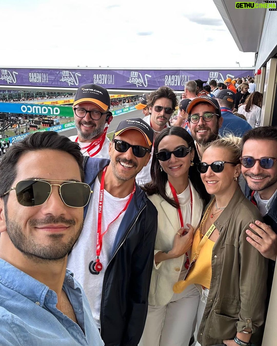 Serkan Altunorak Instagram - Bu harika Londra seyahati, F1 deneyimi ve davetleri için @jackliveshere_tr ‘a ve tüm ekibine teşekkür ederim… 🇬🇧🥃 #şimdideğilsenezaman Silverstone - F1 British Grand Prix