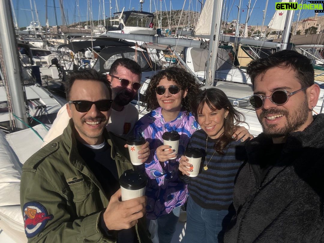 Serkan Altunorak Instagram - +1 / yine mi güzeliz, yine mi çiçek… @kucukplaton @gulchinnn @muratcangokce @berattunc Çeşme