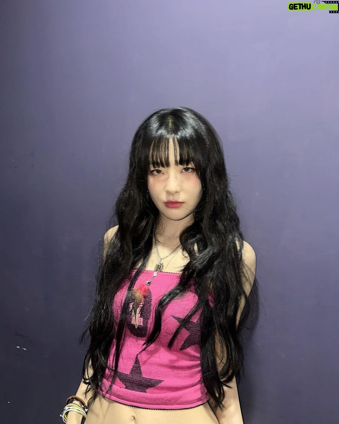Seulgi Instagram - ❤️오늘 음악중심💙 칠킬 활동 첫 1위!! 러비들이 만들어주신 값진 상 너무 감사합니다🥹🥹 예상치 못한 깜짝선물이라 소감을 잘 말했나 모르겠네요🥲 우선 이번 정규앨범 좋은 퀄리티로 멋지게 세상 밖으로 나올수있게 해준 우리 red팀!!!!! 밤낮 잠 못자며 저희를 위해 일해주셨는데 괴롭게해서 미안해요🫠 Sm회사 스텝분들,우리 헤메스, 매니저님 너무 고생많으셨고 감사드립니다 그리고 사랑하는 우리 멤버들!!!! 한마음 한뜻으로 재미있게 활동하고 있어서 즐거워요 많이 사랑하고❤️ 우리 러비🥹🥹 여러분들의 응원하는 마음이 10년차인 지금까지 이토록 뜨겁다니.. 매번 감동받아요 더 큰 사랑으로 러비를 아껴주고 응원하는 래드벨벳이 될게요 모두모두 감샤합니다아아아아❤️❤️❤️