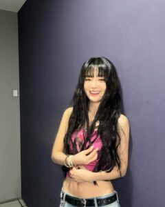 Seulgi Instagram - ❤️오늘 음악중심💙 칠킬 활동 첫 1위!! 러비들이 만들어주신 값진 상 너무 감사합니다🥹🥹 예상치 못한 깜짝선물이라 소감을 잘 말했나 모르겠네요🥲 우선 이번 정규앨범 좋은 퀄리티로 멋지게 세상 밖으로 나올수있게 해준 우리 red팀!!!!! 밤낮 잠 못자며 저희를 위해 일해주셨는데 괴롭게해서 미안해요🫠 Sm회사 스텝분들,우리 헤메스, 매니저님 너무 고생많으셨고 감사드립니다 그리고 사랑하는 우리 멤버들!!!! 한마음 한뜻으로 재미있게 활동하고 있어서 즐거워요 많이 사랑하고❤️ 우리 러비🥹🥹 여러분들의 응원하는 마음이 10년차인 지금까지 이토록 뜨겁다니.. 매번 감동받아요 더 큰 사랑으로 러비를 아껴주고 응원하는 래드벨벳이 될게요 모두모두 감샤합니다아아아아❤️❤️❤️