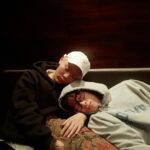 Seungkwan Instagram - 세상이 다르게 보이게 하는 사람이었다 넌 이렇게 잘 맞기도 힘든데 도착지 없이 몇시간 동안 걸어도 보고 예쁜 풍경보면 꼭 카메라에 담고 밤하늘 보며 사색에 잠겨보고 술에 취해 길에서 노래 부르고 취해 잠들어도 내 휴대폰 꼭 충전해주고 자고 비가 쏟아지는 날에도 운동하자고 홀딱 맞으면서 남산에 올라가고 출출해서 결국 야식 시켜 먹고 자면 다음날 누가 더 부었나 사진 보내주고 같이 밥 먹을 때면 나보고 "아부지 잘 묵네” 하고 흐뭇하게 바라봐 주고 별거 아닌 일에 실없이 웃어도 보고 별거 아닌 말에 얼굴 붉히며 싸워도 보고 서운한 마음에 자존심 부리며 연락도 안 해보고 결국 보고 싶어 미안하다 서로 사과하고 화해하고 언제 그랬냐는 듯 더 재밌게 놀고 열심히 논 만큼 또 열심히 일하고 그것마저 너무 잘해버려서 또 기특하고 나를 누구보다 세심하게 모니터 해주고 또 누구보다 진심으로 존경 해주고 내 주변 모든 사람에게 예의 바르고 착해서 너 얘기가 나오면 모두가 널 칭찬하고 모든 일을 내 일처럼 기뻐해 주고 슬퍼해 주고 사랑한다는 말이 서로에게 낯간지럽지 않았던 마지막까지 나를 안아주고 위로해주던 내 친구 빈아 좋은 사람이라고만 표현하기엔 턱없이 부족한 놈 내 평생 자랑거리다 넌 나 그래도 이 정도면 가장 친한 친구라고 자부심 가지고 살아도 되지? 너를 보려면 볼 수 있고 들으려면 들을 수 있어 네가 정말 천국에서 지켜보고 있다고 믿고 있거든 이번 활동도 모니터 해줄거지? 너의 피드백은 내가 반영할 거니까 꼭 봐줘 너가 본다고 생각하고 어떻게든 해낼게 너의 친구가 될 수 있어서 정말 영광이었다 그리고 내 친구가 되어 주어서 너무 고마웠다 많은 걸 배우고 느끼게 해줘서 또 한 번 고맙다 거기선 그냥 아무나 돼, 모든 책임감 부담감 죄책감 다 내려놓고 좋아하는 거 맘껏 하면서 나 기다려주라 난 다 머금으며 살아가려고 이 추억이 조금이라도 흐릿해지지 않게 너의 사람들 챙기면서 같이 맘껏 추억하면서 살 거야 너를 사랑해줬던 모든 사람들을 위해서라도 내가 머금은 추억들을 널리 퍼트릴게 그때마다 또 흐뭇하게 웃으면서 바라봐 주라 부탁하고 싶은 거 있으면 꿈에 나와주고 다음 생에도 무조건 내 친구다 올라가서 보자! 보자마자 진짜 꽉 안아줄게 많이 사랑한다🫶빈아 고생했다