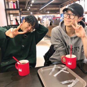 Seungkwan Instagram - 세상이 다르게 보이게 하는 사람이었다 넌
이렇게 잘 맞기도 힘든데

도착지 없이 몇시간 동안 걸어도 보고
예쁜 풍경보면 꼭 카메라에 담고
밤하늘 보며 사색에 잠겨보고
술에 취해 길에서 노래 부르고
취해 잠들어도 내 휴대폰 꼭 충전해주고 자고
비가 쏟아지는 날에도 운동하자고
홀딱 맞으면서 남산에 올라가고
출출해서 결국 야식 시켜 먹고 자면
다음날 누가 더 부었나 사진 보내주고
같이 밥 먹을 때면 나보고
"아부지 잘 묵네” 하고 흐뭇하게 바라봐 주고
별거 아닌 일에 실없이 웃어도 보고 
별거 아닌 말에 얼굴 붉히며 싸워도 보고
서운한 마음에 자존심 부리며 연락도 안 해보고
결국 보고 싶어 미안하다 서로 사과하고
화해하고 언제 그랬냐는 듯 더 재밌게 놀고
열심히 논 만큼 또 열심히 일하고
그것마저 너무 잘해버려서 또 기특하고
나를 누구보다 세심하게 모니터 해주고
또 누구보다 진심으로 존경 해주고
내 주변 모든 사람에게 예의 바르고 착해서
너 얘기가 나오면 모두가 널 칭찬하고
모든 일을 내 일처럼 기뻐해 주고 슬퍼해 주고
사랑한다는 말이 서로에게 낯간지럽지 않았던
마지막까지 나를 안아주고 위로해주던 내 친구 빈아
좋은 사람이라고만 표현하기엔 턱없이 부족한 놈 
내 평생 자랑거리다 넌 
나 그래도 이 정도면 가장 친한 친구라고 자부심 가지고 살아도 되지?

너를 보려면 볼 수 있고 들으려면 들을 수 있어
네가 정말 천국에서 지켜보고 있다고 믿고 있거든 
이번 활동도 모니터 해줄거지? 너의 피드백은 내가 반영할 거니까 꼭 봐줘 너가 본다고 생각하고 어떻게든 해낼게

너의 친구가 될 수 있어서 정말 영광이었다
그리고 내 친구가 되어 주어서 너무 고마웠다
많은 걸 배우고 느끼게 해줘서 또 한 번 고맙다 

거기선 그냥 아무나 돼,
모든 책임감 부담감 죄책감 다 내려놓고
좋아하는 거 맘껏 하면서 나 기다려주라
난 다 머금으며 살아가려고
이 추억이 조금이라도 흐릿해지지 않게
너의 사람들 챙기면서 
같이 맘껏 추억하면서 살 거야 
너를 사랑해줬던 모든 사람들을 위해서라도
내가 머금은 추억들을 널리 퍼트릴게
그때마다 또 흐뭇하게 웃으면서 바라봐 주라
부탁하고 싶은 거 있으면 꿈에 나와주고
다음 생에도 무조건 내 친구다
올라가서 보자! 보자마자 진짜 꽉 안아줄게
많이 사랑한다🫶빈아 고생했다