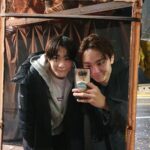 Seungkwan Instagram - 세상이 다르게 보이게 하는 사람이었다 넌 이렇게 잘 맞기도 힘든데 도착지 없이 몇시간 동안 걸어도 보고 예쁜 풍경보면 꼭 카메라에 담고 밤하늘 보며 사색에 잠겨보고 술에 취해 길에서 노래 부르고 취해 잠들어도 내 휴대폰 꼭 충전해주고 자고 비가 쏟아지는 날에도 운동하자고 홀딱 맞으면서 남산에 올라가고 출출해서 결국 야식 시켜 먹고 자면 다음날 누가 더 부었나 사진 보내주고 같이 밥 먹을 때면 나보고 "아부지 잘 묵네” 하고 흐뭇하게 바라봐 주고 별거 아닌 일에 실없이 웃어도 보고 별거 아닌 말에 얼굴 붉히며 싸워도 보고 서운한 마음에 자존심 부리며 연락도 안 해보고 결국 보고 싶어 미안하다 서로 사과하고 화해하고 언제 그랬냐는 듯 더 재밌게 놀고 열심히 논 만큼 또 열심히 일하고 그것마저 너무 잘해버려서 또 기특하고 나를 누구보다 세심하게 모니터 해주고 또 누구보다 진심으로 존경 해주고 내 주변 모든 사람에게 예의 바르고 착해서 너 얘기가 나오면 모두가 널 칭찬하고 모든 일을 내 일처럼 기뻐해 주고 슬퍼해 주고 사랑한다는 말이 서로에게 낯간지럽지 않았던 마지막까지 나를 안아주고 위로해주던 내 친구 빈아 좋은 사람이라고만 표현하기엔 턱없이 부족한 놈 내 평생 자랑거리다 넌 나 그래도 이 정도면 가장 친한 친구라고 자부심 가지고 살아도 되지? 너를 보려면 볼 수 있고 들으려면 들을 수 있어 네가 정말 천국에서 지켜보고 있다고 믿고 있거든 이번 활동도 모니터 해줄거지? 너의 피드백은 내가 반영할 거니까 꼭 봐줘 너가 본다고 생각하고 어떻게든 해낼게 너의 친구가 될 수 있어서 정말 영광이었다 그리고 내 친구가 되어 주어서 너무 고마웠다 많은 걸 배우고 느끼게 해줘서 또 한 번 고맙다 거기선 그냥 아무나 돼, 모든 책임감 부담감 죄책감 다 내려놓고 좋아하는 거 맘껏 하면서 나 기다려주라 난 다 머금으며 살아가려고 이 추억이 조금이라도 흐릿해지지 않게 너의 사람들 챙기면서 같이 맘껏 추억하면서 살 거야 너를 사랑해줬던 모든 사람들을 위해서라도 내가 머금은 추억들을 널리 퍼트릴게 그때마다 또 흐뭇하게 웃으면서 바라봐 주라 부탁하고 싶은 거 있으면 꿈에 나와주고 다음 생에도 무조건 내 친구다 올라가서 보자! 보자마자 진짜 꽉 안아줄게 많이 사랑한다🫶빈아 고생했다