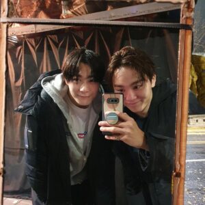 Seungkwan Instagram - 세상이 다르게 보이게 하는 사람이었다 넌
이렇게 잘 맞기도 힘든데

도착지 없이 몇시간 동안 걸어도 보고
예쁜 풍경보면 꼭 카메라에 담고
밤하늘 보며 사색에 잠겨보고
술에 취해 길에서 노래 부르고
취해 잠들어도 내 휴대폰 꼭 충전해주고 자고
비가 쏟아지는 날에도 운동하자고
홀딱 맞으면서 남산에 올라가고
출출해서 결국 야식 시켜 먹고 자면
다음날 누가 더 부었나 사진 보내주고
같이 밥 먹을 때면 나보고
"아부지 잘 묵네” 하고 흐뭇하게 바라봐 주고
별거 아닌 일에 실없이 웃어도 보고 
별거 아닌 말에 얼굴 붉히며 싸워도 보고
서운한 마음에 자존심 부리며 연락도 안 해보고
결국 보고 싶어 미안하다 서로 사과하고
화해하고 언제 그랬냐는 듯 더 재밌게 놀고
열심히 논 만큼 또 열심히 일하고
그것마저 너무 잘해버려서 또 기특하고
나를 누구보다 세심하게 모니터 해주고
또 누구보다 진심으로 존경 해주고
내 주변 모든 사람에게 예의 바르고 착해서
너 얘기가 나오면 모두가 널 칭찬하고
모든 일을 내 일처럼 기뻐해 주고 슬퍼해 주고
사랑한다는 말이 서로에게 낯간지럽지 않았던
마지막까지 나를 안아주고 위로해주던 내 친구 빈아
좋은 사람이라고만 표현하기엔 턱없이 부족한 놈 
내 평생 자랑거리다 넌 
나 그래도 이 정도면 가장 친한 친구라고 자부심 가지고 살아도 되지?

너를 보려면 볼 수 있고 들으려면 들을 수 있어
네가 정말 천국에서 지켜보고 있다고 믿고 있거든 
이번 활동도 모니터 해줄거지? 너의 피드백은 내가 반영할 거니까 꼭 봐줘 너가 본다고 생각하고 어떻게든 해낼게

너의 친구가 될 수 있어서 정말 영광이었다
그리고 내 친구가 되어 주어서 너무 고마웠다
많은 걸 배우고 느끼게 해줘서 또 한 번 고맙다 

거기선 그냥 아무나 돼,
모든 책임감 부담감 죄책감 다 내려놓고
좋아하는 거 맘껏 하면서 나 기다려주라
난 다 머금으며 살아가려고
이 추억이 조금이라도 흐릿해지지 않게
너의 사람들 챙기면서 
같이 맘껏 추억하면서 살 거야 
너를 사랑해줬던 모든 사람들을 위해서라도
내가 머금은 추억들을 널리 퍼트릴게
그때마다 또 흐뭇하게 웃으면서 바라봐 주라
부탁하고 싶은 거 있으면 꿈에 나와주고
다음 생에도 무조건 내 친구다
올라가서 보자! 보자마자 진짜 꽉 안아줄게
많이 사랑한다🫶빈아 고생했다