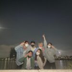 Seungkwan Instagram - 세상이 다르게 보이게 하는 사람이었다 넌 이렇게 잘 맞기도 힘든데 도착지 없이 몇시간 동안 걸어도 보고 예쁜 풍경보면 꼭 카메라에 담고 밤하늘 보며 사색에 잠겨보고 술에 취해 길에서 노래 부르고 취해 잠들어도 내 휴대폰 꼭 충전해주고 자고 비가 쏟아지는 날에도 운동하자고 홀딱 맞으면서 남산에 올라가고 출출해서 결국 야식 시켜 먹고 자면 다음날 누가 더 부었나 사진 보내주고 같이 밥 먹을 때면 나보고 "아부지 잘 묵네” 하고 흐뭇하게 바라봐 주고 별거 아닌 일에 실없이 웃어도 보고 별거 아닌 말에 얼굴 붉히며 싸워도 보고 서운한 마음에 자존심 부리며 연락도 안 해보고 결국 보고 싶어 미안하다 서로 사과하고 화해하고 언제 그랬냐는 듯 더 재밌게 놀고 열심히 논 만큼 또 열심히 일하고 그것마저 너무 잘해버려서 또 기특하고 나를 누구보다 세심하게 모니터 해주고 또 누구보다 진심으로 존경 해주고 내 주변 모든 사람에게 예의 바르고 착해서 너 얘기가 나오면 모두가 널 칭찬하고 모든 일을 내 일처럼 기뻐해 주고 슬퍼해 주고 사랑한다는 말이 서로에게 낯간지럽지 않았던 마지막까지 나를 안아주고 위로해주던 내 친구 빈아 좋은 사람이라고만 표현하기엔 턱없이 부족한 놈 내 평생 자랑거리다 넌 나 그래도 이 정도면 가장 친한 친구라고 자부심 가지고 살아도 되지? 너를 보려면 볼 수 있고 들으려면 들을 수 있어 네가 정말 천국에서 지켜보고 있다고 믿고 있거든 이번 활동도 모니터 해줄거지? 너의 피드백은 내가 반영할 거니까 꼭 봐줘 너가 본다고 생각하고 어떻게든 해낼게 너의 친구가 될 수 있어서 정말 영광이었다 그리고 내 친구가 되어 주어서 너무 고마웠다 많은 걸 배우고 느끼게 해줘서 또 한 번 고맙다 거기선 그냥 아무나 돼, 모든 책임감 부담감 죄책감 다 내려놓고 좋아하는 거 맘껏 하면서 나 기다려주라 난 다 머금으며 살아가려고 이 추억이 조금이라도 흐릿해지지 않게 너의 사람들 챙기면서 같이 맘껏 추억하면서 살 거야 너를 사랑해줬던 모든 사람들을 위해서라도 내가 머금은 추억들을 널리 퍼트릴게 그때마다 또 흐뭇하게 웃으면서 바라봐 주라 부탁하고 싶은 거 있으면 꿈에 나와주고 다음 생에도 무조건 내 친구다 올라가서 보자! 보자마자 진짜 꽉 안아줄게 많이 사랑한다🫶빈아 고생했다