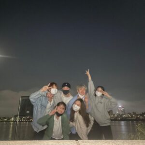 Seungkwan Instagram - 세상이 다르게 보이게 하는 사람이었다 넌
이렇게 잘 맞기도 힘든데

도착지 없이 몇시간 동안 걸어도 보고
예쁜 풍경보면 꼭 카메라에 담고
밤하늘 보며 사색에 잠겨보고
술에 취해 길에서 노래 부르고
취해 잠들어도 내 휴대폰 꼭 충전해주고 자고
비가 쏟아지는 날에도 운동하자고
홀딱 맞으면서 남산에 올라가고
출출해서 결국 야식 시켜 먹고 자면
다음날 누가 더 부었나 사진 보내주고
같이 밥 먹을 때면 나보고
"아부지 잘 묵네” 하고 흐뭇하게 바라봐 주고
별거 아닌 일에 실없이 웃어도 보고 
별거 아닌 말에 얼굴 붉히며 싸워도 보고
서운한 마음에 자존심 부리며 연락도 안 해보고
결국 보고 싶어 미안하다 서로 사과하고
화해하고 언제 그랬냐는 듯 더 재밌게 놀고
열심히 논 만큼 또 열심히 일하고
그것마저 너무 잘해버려서 또 기특하고
나를 누구보다 세심하게 모니터 해주고
또 누구보다 진심으로 존경 해주고
내 주변 모든 사람에게 예의 바르고 착해서
너 얘기가 나오면 모두가 널 칭찬하고
모든 일을 내 일처럼 기뻐해 주고 슬퍼해 주고
사랑한다는 말이 서로에게 낯간지럽지 않았던
마지막까지 나를 안아주고 위로해주던 내 친구 빈아
좋은 사람이라고만 표현하기엔 턱없이 부족한 놈 
내 평생 자랑거리다 넌 
나 그래도 이 정도면 가장 친한 친구라고 자부심 가지고 살아도 되지?

너를 보려면 볼 수 있고 들으려면 들을 수 있어
네가 정말 천국에서 지켜보고 있다고 믿고 있거든 
이번 활동도 모니터 해줄거지? 너의 피드백은 내가 반영할 거니까 꼭 봐줘 너가 본다고 생각하고 어떻게든 해낼게

너의 친구가 될 수 있어서 정말 영광이었다
그리고 내 친구가 되어 주어서 너무 고마웠다
많은 걸 배우고 느끼게 해줘서 또 한 번 고맙다 

거기선 그냥 아무나 돼,
모든 책임감 부담감 죄책감 다 내려놓고
좋아하는 거 맘껏 하면서 나 기다려주라
난 다 머금으며 살아가려고
이 추억이 조금이라도 흐릿해지지 않게
너의 사람들 챙기면서 
같이 맘껏 추억하면서 살 거야 
너를 사랑해줬던 모든 사람들을 위해서라도
내가 머금은 추억들을 널리 퍼트릴게
그때마다 또 흐뭇하게 웃으면서 바라봐 주라
부탁하고 싶은 거 있으면 꿈에 나와주고
다음 생에도 무조건 내 친구다
올라가서 보자! 보자마자 진짜 꽉 안아줄게
많이 사랑한다🫶빈아 고생했다