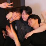 Seungkwan Instagram - 세상이 다르게 보이게 하는 사람이었다 넌 이렇게 잘 맞기도 힘든데 도착지 없이 몇시간 동안 걸어도 보고 예쁜 풍경보면 꼭 카메라에 담고 밤하늘 보며 사색에 잠겨보고 술에 취해 길에서 노래 부르고 취해 잠들어도 내 휴대폰 꼭 충전해주고 자고 비가 쏟아지는 날에도 운동하자고 홀딱 맞으면서 남산에 올라가고 출출해서 결국 야식 시켜 먹고 자면 다음날 누가 더 부었나 사진 보내주고 같이 밥 먹을 때면 나보고 "아부지 잘 묵네” 하고 흐뭇하게 바라봐 주고 별거 아닌 일에 실없이 웃어도 보고 별거 아닌 말에 얼굴 붉히며 싸워도 보고 서운한 마음에 자존심 부리며 연락도 안 해보고 결국 보고 싶어 미안하다 서로 사과하고 화해하고 언제 그랬냐는 듯 더 재밌게 놀고 열심히 논 만큼 또 열심히 일하고 그것마저 너무 잘해버려서 또 기특하고 나를 누구보다 세심하게 모니터 해주고 또 누구보다 진심으로 존경 해주고 내 주변 모든 사람에게 예의 바르고 착해서 너 얘기가 나오면 모두가 널 칭찬하고 모든 일을 내 일처럼 기뻐해 주고 슬퍼해 주고 사랑한다는 말이 서로에게 낯간지럽지 않았던 마지막까지 나를 안아주고 위로해주던 내 친구 빈아 좋은 사람이라고만 표현하기엔 턱없이 부족한 놈 내 평생 자랑거리다 넌 나 그래도 이 정도면 가장 친한 친구라고 자부심 가지고 살아도 되지? 너를 보려면 볼 수 있고 들으려면 들을 수 있어 네가 정말 천국에서 지켜보고 있다고 믿고 있거든 이번 활동도 모니터 해줄거지? 너의 피드백은 내가 반영할 거니까 꼭 봐줘 너가 본다고 생각하고 어떻게든 해낼게 너의 친구가 될 수 있어서 정말 영광이었다 그리고 내 친구가 되어 주어서 너무 고마웠다 많은 걸 배우고 느끼게 해줘서 또 한 번 고맙다 거기선 그냥 아무나 돼, 모든 책임감 부담감 죄책감 다 내려놓고 좋아하는 거 맘껏 하면서 나 기다려주라 난 다 머금으며 살아가려고 이 추억이 조금이라도 흐릿해지지 않게 너의 사람들 챙기면서 같이 맘껏 추억하면서 살 거야 너를 사랑해줬던 모든 사람들을 위해서라도 내가 머금은 추억들을 널리 퍼트릴게 그때마다 또 흐뭇하게 웃으면서 바라봐 주라 부탁하고 싶은 거 있으면 꿈에 나와주고 다음 생에도 무조건 내 친구다 올라가서 보자! 보자마자 진짜 꽉 안아줄게 많이 사랑한다🫶빈아 고생했다