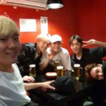 Seungkwan Instagram - 세상이 다르게 보이게 하는 사람이었다 넌 이렇게 잘 맞기도 힘든데 도착지 없이 몇시간 동안 걸어도 보고 예쁜 풍경보면 꼭 카메라에 담고 밤하늘 보며 사색에 잠겨보고 술에 취해 길에서 노래 부르고 취해 잠들어도 내 휴대폰 꼭 충전해주고 자고 비가 쏟아지는 날에도 운동하자고 홀딱 맞으면서 남산에 올라가고 출출해서 결국 야식 시켜 먹고 자면 다음날 누가 더 부었나 사진 보내주고 같이 밥 먹을 때면 나보고 "아부지 잘 묵네” 하고 흐뭇하게 바라봐 주고 별거 아닌 일에 실없이 웃어도 보고 별거 아닌 말에 얼굴 붉히며 싸워도 보고 서운한 마음에 자존심 부리며 연락도 안 해보고 결국 보고 싶어 미안하다 서로 사과하고 화해하고 언제 그랬냐는 듯 더 재밌게 놀고 열심히 논 만큼 또 열심히 일하고 그것마저 너무 잘해버려서 또 기특하고 나를 누구보다 세심하게 모니터 해주고 또 누구보다 진심으로 존경 해주고 내 주변 모든 사람에게 예의 바르고 착해서 너 얘기가 나오면 모두가 널 칭찬하고 모든 일을 내 일처럼 기뻐해 주고 슬퍼해 주고 사랑한다는 말이 서로에게 낯간지럽지 않았던 마지막까지 나를 안아주고 위로해주던 내 친구 빈아 좋은 사람이라고만 표현하기엔 턱없이 부족한 놈 내 평생 자랑거리다 넌 나 그래도 이 정도면 가장 친한 친구라고 자부심 가지고 살아도 되지? 너를 보려면 볼 수 있고 들으려면 들을 수 있어 네가 정말 천국에서 지켜보고 있다고 믿고 있거든 이번 활동도 모니터 해줄거지? 너의 피드백은 내가 반영할 거니까 꼭 봐줘 너가 본다고 생각하고 어떻게든 해낼게 너의 친구가 될 수 있어서 정말 영광이었다 그리고 내 친구가 되어 주어서 너무 고마웠다 많은 걸 배우고 느끼게 해줘서 또 한 번 고맙다 거기선 그냥 아무나 돼, 모든 책임감 부담감 죄책감 다 내려놓고 좋아하는 거 맘껏 하면서 나 기다려주라 난 다 머금으며 살아가려고 이 추억이 조금이라도 흐릿해지지 않게 너의 사람들 챙기면서 같이 맘껏 추억하면서 살 거야 너를 사랑해줬던 모든 사람들을 위해서라도 내가 머금은 추억들을 널리 퍼트릴게 그때마다 또 흐뭇하게 웃으면서 바라봐 주라 부탁하고 싶은 거 있으면 꿈에 나와주고 다음 생에도 무조건 내 친구다 올라가서 보자! 보자마자 진짜 꽉 안아줄게 많이 사랑한다🫶빈아 고생했다
