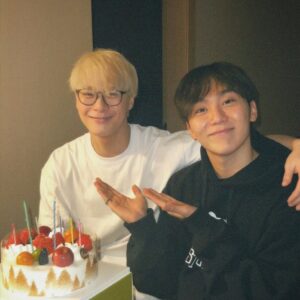 Seungkwan Instagram - 세상이 다르게 보이게 하는 사람이었다 넌
이렇게 잘 맞기도 힘든데

도착지 없이 몇시간 동안 걸어도 보고
예쁜 풍경보면 꼭 카메라에 담고
밤하늘 보며 사색에 잠겨보고
술에 취해 길에서 노래 부르고
취해 잠들어도 내 휴대폰 꼭 충전해주고 자고
비가 쏟아지는 날에도 운동하자고
홀딱 맞으면서 남산에 올라가고
출출해서 결국 야식 시켜 먹고 자면
다음날 누가 더 부었나 사진 보내주고
같이 밥 먹을 때면 나보고
"아부지 잘 묵네” 하고 흐뭇하게 바라봐 주고
별거 아닌 일에 실없이 웃어도 보고 
별거 아닌 말에 얼굴 붉히며 싸워도 보고
서운한 마음에 자존심 부리며 연락도 안 해보고
결국 보고 싶어 미안하다 서로 사과하고
화해하고 언제 그랬냐는 듯 더 재밌게 놀고
열심히 논 만큼 또 열심히 일하고
그것마저 너무 잘해버려서 또 기특하고
나를 누구보다 세심하게 모니터 해주고
또 누구보다 진심으로 존경 해주고
내 주변 모든 사람에게 예의 바르고 착해서
너 얘기가 나오면 모두가 널 칭찬하고
모든 일을 내 일처럼 기뻐해 주고 슬퍼해 주고
사랑한다는 말이 서로에게 낯간지럽지 않았던
마지막까지 나를 안아주고 위로해주던 내 친구 빈아
좋은 사람이라고만 표현하기엔 턱없이 부족한 놈 
내 평생 자랑거리다 넌 
나 그래도 이 정도면 가장 친한 친구라고 자부심 가지고 살아도 되지?

너를 보려면 볼 수 있고 들으려면 들을 수 있어
네가 정말 천국에서 지켜보고 있다고 믿고 있거든 
이번 활동도 모니터 해줄거지? 너의 피드백은 내가 반영할 거니까 꼭 봐줘 너가 본다고 생각하고 어떻게든 해낼게

너의 친구가 될 수 있어서 정말 영광이었다
그리고 내 친구가 되어 주어서 너무 고마웠다
많은 걸 배우고 느끼게 해줘서 또 한 번 고맙다 

거기선 그냥 아무나 돼,
모든 책임감 부담감 죄책감 다 내려놓고
좋아하는 거 맘껏 하면서 나 기다려주라
난 다 머금으며 살아가려고
이 추억이 조금이라도 흐릿해지지 않게
너의 사람들 챙기면서 
같이 맘껏 추억하면서 살 거야 
너를 사랑해줬던 모든 사람들을 위해서라도
내가 머금은 추억들을 널리 퍼트릴게
그때마다 또 흐뭇하게 웃으면서 바라봐 주라
부탁하고 싶은 거 있으면 꿈에 나와주고
다음 생에도 무조건 내 친구다
올라가서 보자! 보자마자 진짜 꽉 안아줄게
많이 사랑한다🫶빈아 고생했다