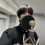 Seungmin Instagram - 강아지를 참 좋아하고 행복한 가족이 되어주고 싶은 저지만, 시간이 지나 언젠가 이별하는 시기가 온다면 세상이 무너질 것 같은 느낌에, 너무 두렵고 감당하지 못 할 것 같은 마음에 다가가지 못하겠다는 내용으로 어느날 촬영 도중에 한이와 이야기를 나누는 도중이었습니다. 조심스럽지만 이런 이야기에 영감을 받아 저를 생각하면서 얼른 곡에 담아보겠다며 스케줄 마치고 해가 뜰때까지 쏟아부어 이 곡 어떻냐며 데모 보내준 날 아침은 잊지 못할 것 같아요. 부르면서도 무거운 마음이 많이 느껴졌던 곡, 우리팀 천재 프로듀서들이 선물해준 소중한 곡입니다. 많은 분들께 위로가 될 수 있으면 좋겠고, 세상 모든 강아지들과 주인분들이 행복했음 좋겠어요. #HoldOn #SKZ_RECORD