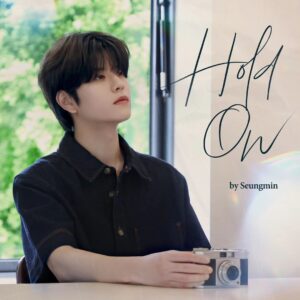 Seungmin Instagram - 강아지를 참 좋아하고 행복한 가족이 되어주고 싶은 저지만, 시간이 지나 언젠가 이별하는 시기가 온다면 세상이 무너질 것 같은 느낌에, 너무 두렵고 감당하지 못 할 것 같은 마음에 다가가지 못하겠다는 내용으로 어느날 촬영 도중에 한이와 이야기를 나누는 도중이었습니다. 조심스럽지만 이런 이야기에 영감을 받아 저를 생각하면서 얼른 곡에 담아보겠다며 스케줄 마치고 해가 뜰때까지 쏟아부어 이 곡 어떻냐며 데모 보내준 날 아침은 잊지 못할 것 같아요. 부르면서도 무거운 마음이 많이 느껴졌던 곡, 우리팀 천재 프로듀서들이 선물해준 소중한 곡입니다. 많은 분들께 위로가 될 수 있으면 좋겠고, 세상 모든 강아지들과 주인분들이 행복했음 좋겠어요.

#HoldOn #SKZ_RECORD