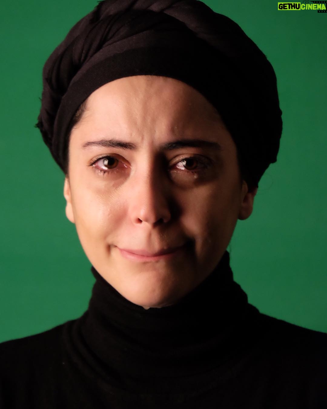 Shabnam Ghorbani Instagram - هيچ اتفاق خاصي رخ نداده است تنها شبي هفت ساله خوابيدم و بامدادان هزار ساله برخاستم Photo by : @fatimaahaghighi ❤️🌹🙏🏼