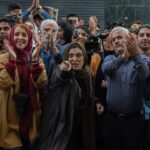 Shabnam Ghorbani Instagram - مهری : اینه نتیجه ی مال مردم خوری 🫵🏼 . @borzouniknejad . @aftabparast_sirese . @filmnet.official . @peimoudeh_baran مرسی برای عکس پیموده قشنگم 🤍✨ قیافه ی ذوق زده ی مهری و سحر🤦🏻‍♀️😆