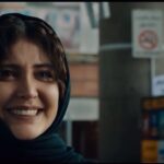 Shabnam Ghorbani Instagram - سارا نقشی که بسیار دوستش دارم و زندگی کردن در جایگاهش باعث شد با نگاهی دیگر هم جنس های او را ببینم و درک کنم… پر از اشتباه ولی در نهایت بیگناه و معصوم ..به نوعی نماد معصومیت از دست رفته خیلی از دختران سرزمینم که به چشم دیده ایم. در آخر از تمام دوستانی که در این‌مدت سریال رو دنبال کردن و با نقدهاشون چه مثبت و‌چه منفی باعث پیشرفت من شدن خیلی ممنونم .
