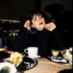 Shabnam Ghorbani Instagram - یک لحظه من خودم را گم می کنم نمی بینمَم اگر تو مرا نبینی من کیستم که ببینم؟ من نیستم که ببینم ، نمی بیننمَم معشوق جان به بهار آغشته ی منی اگر تو مرا نبینی من هم نمی بینمم . . . . #رضابراهنی