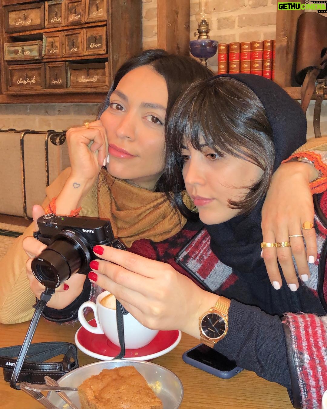 Shabnam Ghorbani Instagram - اينك موج سنگين گذر زمان است كه در من ميگذرد #شاملو @girlsstylebook ♥️ Rouhi Café & Restaurant کافه رستوران روحی
