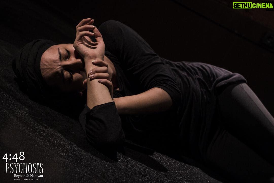 Shabnam Ghorbani Instagram - سایکوسیس ۴:۴٨ #🎭 #🎭🎭🎭 #🎭🎭 #🎭🎭🎭🎭🎭🎭🎭 #🎭 #shabnamgh0rbani #psychosis4:48