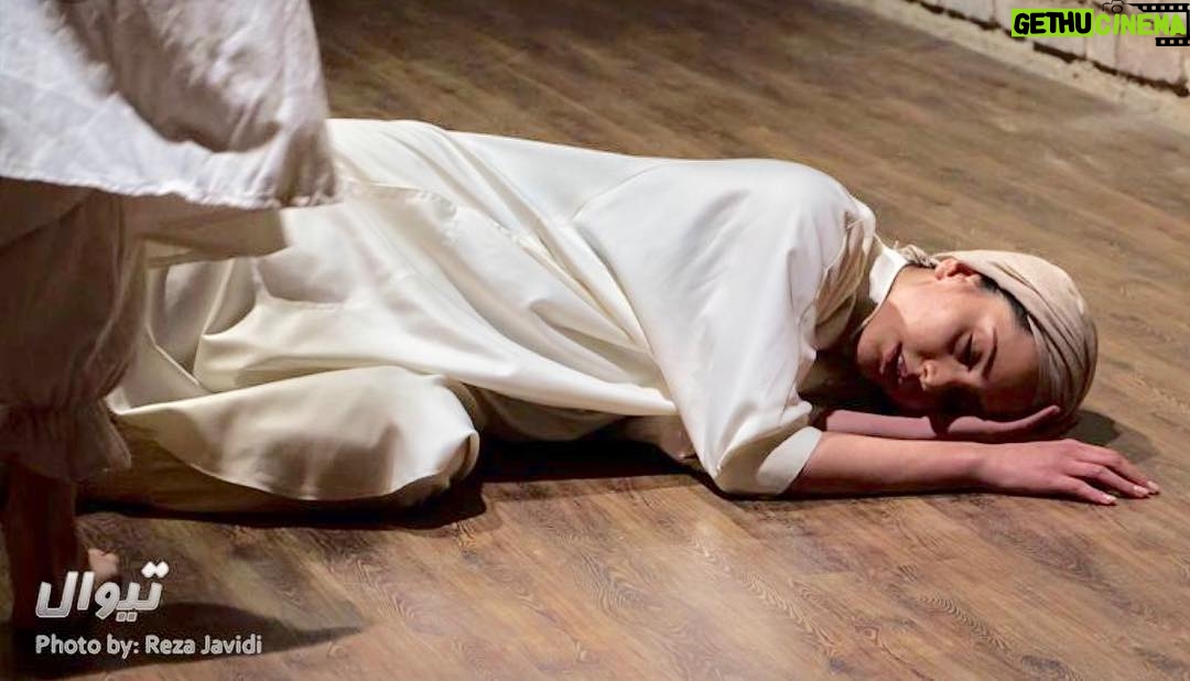 Shabnam Ghorbani Instagram - يادگارى از اجراى #يك_مساوى_چهار تماشاخانه دا 🎭🎭🎭🎭🎭🎭🎭🎭🎭🎭🎭🎭🎭🎭🎭🎭🎭 #foundphoto 📸: @rezajavidii 🍂🍁