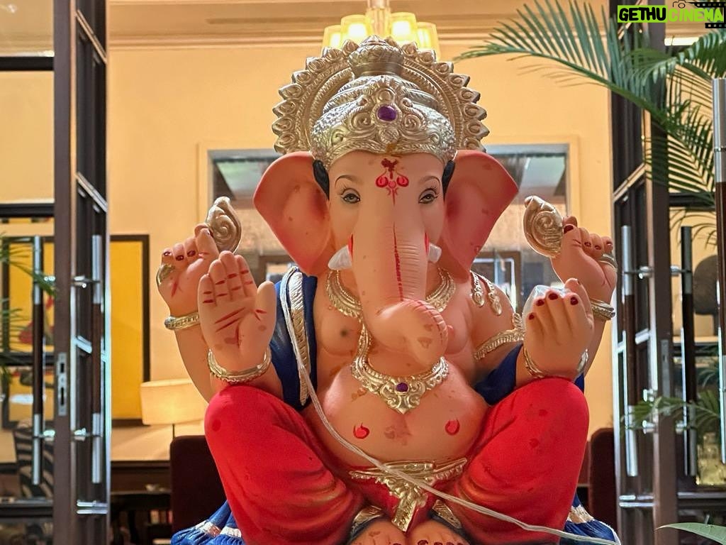 Shah Rukh Khan Instagram - Welcome home Ganpati Bappa Ji. Wishing you and your family a wonderful day honoring Lord Ganesha. May Lord Ganesha bless all of us with happiness, wisdom, good health and lots of Modak to eat!!!