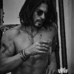 Shah Rukh Khan Instagram – All that is good but can I get some new clothes!!! When is the #DyavolX  next drop??!! @dyavol.x 
———

Repost• @poojadadlani02 Motivation for fitness and reverse aging 😝😝 he is not getting older he is becoming a classic!! @iamsrk