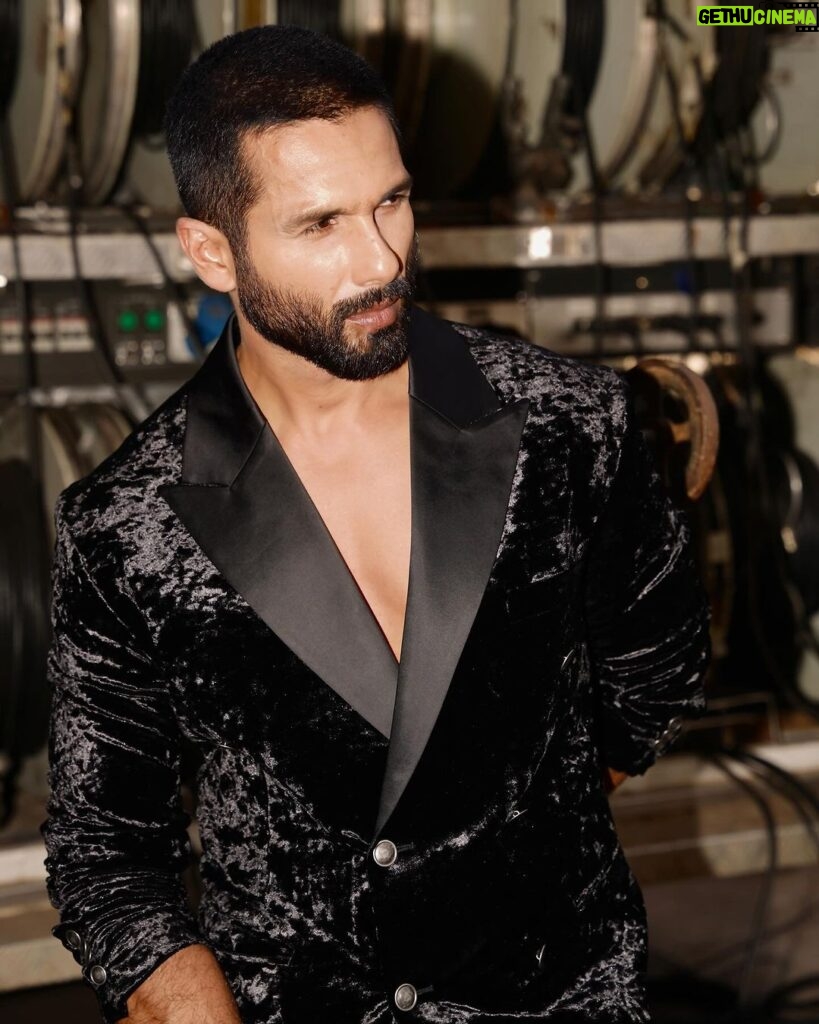 Shahid Kapoor Instagram - जेनरेटर वैन विच मिल्डी मेनू एनर्जी ⚡️ Shot by: @pixel.exposures Outfit- @sdsbykushalshah Sunglasses- @drishtiplatinum Styled by - @theanisha Dressman: @thebombaydressman Makeup: @james_gladwin_ Makeup assistant: @mahendra.kanojia Hair by: @aalimhakim Hair assistant: @shahrukhshaikh9519 Managed by: @chanchal_dsouza Digital agency: @59thparallel Security: @parvez_pzee Spot: @rpachange