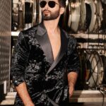 Shahid Kapoor Instagram - जेनरेटर वैन विच मिल्डी मेनू एनर्जी ⚡️ Shot by: @pixel.exposures Outfit- @sdsbykushalshah Sunglasses- @drishtiplatinum Styled by - @theanisha Dressman: @thebombaydressman Makeup: @james_gladwin_ Makeup assistant: @mahendra.kanojia Hair by: @aalimhakim Hair assistant: @shahrukhshaikh9519 Managed by: @chanchal_dsouza Digital agency: @59thparallel Security: @parvez_pzee Spot: @rpachange
